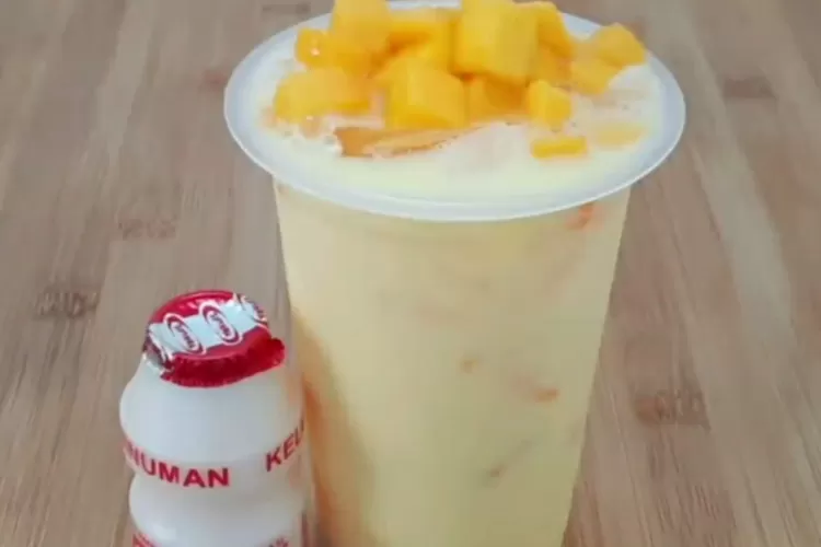 Es Yakult Nutrisari Mangga untuk ide takjil buka puasa (Tangkapan Layar Youtube Tri Pujis)