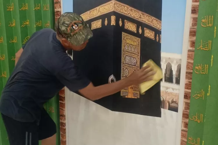 Warga RT 4/4, Kelurahan Cilangkap, Kecamatan Tapos saat menggelar tradisi bersihkan tempat ibadah, beberapa waktu lalu.  (GERARD SOEHARLY/RADAR DEPOK)