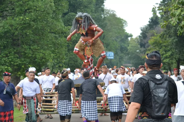 Rombongan Parade Budaya dalam rangka menyambut Hari Suci Nyepi Tahun Baru Saka 1946, di Pura Widya Dharma Cibubur. (ISTIMEWA)