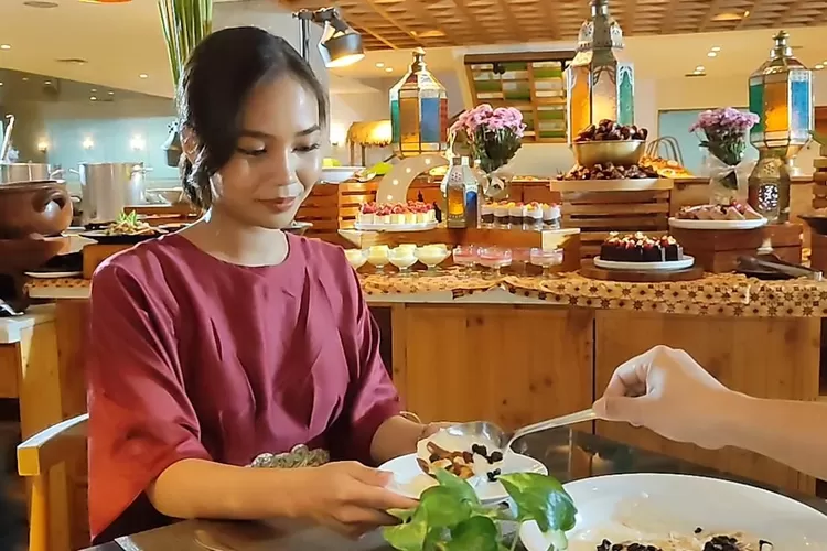 Pengunjung De Margo Restaurant, The Margo Hotel Depok, mencicipi menu Muhallabia untuk hidangan berbuka puasa