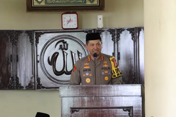 Kapolres Metro Depok, Kombes Arya Perdana saat berinteraksi dengan masyarakat di lingkungan RT 6/1, Kelurahan Mekarjaya, Kecamatan Sukmajaya, beberapa waktu lalu.  (DOKUMEN POLRES METRO DEPOK)