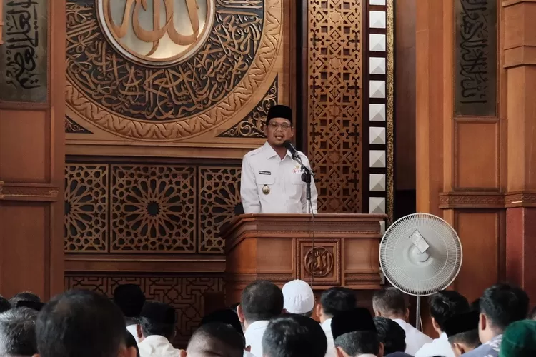 Wakil Walikota Depok, Imam Budi Hartono saat memberikan tausiah di Masjid Agung Balai Kota, Rabu (13/3). (PEMKOT DEPOK)