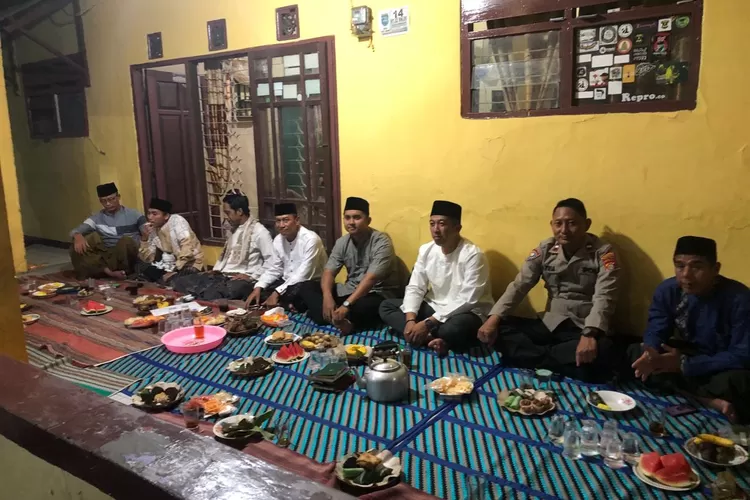 RAPAT : Saat silaturahmi antara aparatur Kelurahan Sawangan Baru, Kecamatan Sawangan, Kota Depok, bersama para pengurus lingkungan, membahas Keamanan dan Ketertiban Masyarakat (Kamtibmas) selama Bulan Suci Ramadan. (ALDY RAMA/RADAR DEPOK)