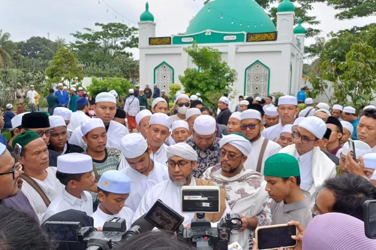 Habib Abdullah bin Ja'far Assegaf saat di wawancarai oleh wartawan, di area Masjid Nurul Musthofa, Jalan Kampung Sawah, Kelurahan Jatimulya, Kecamatan Cilodong. (ANDIKA EKA/RADAR DEPOK)