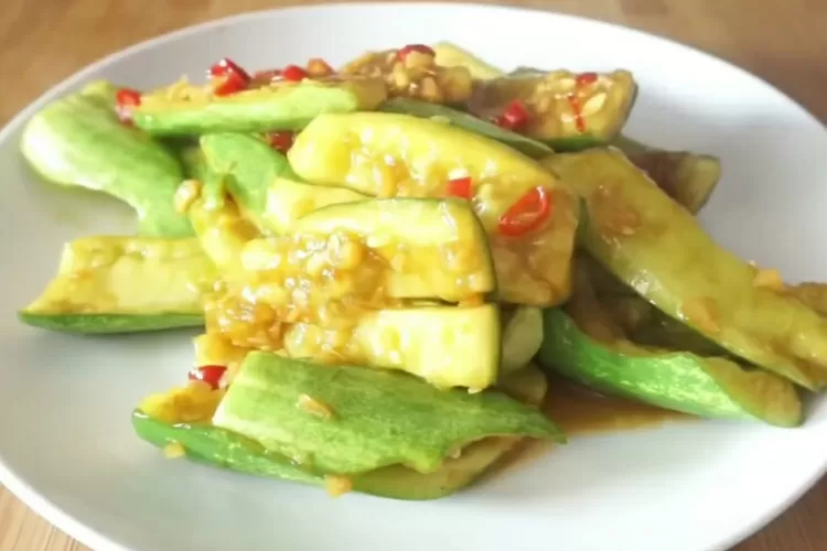 Tumis Timun Geprek bisa jadi ide menu sahur yang mudah dan ekonomis (Tangkapan Layar Youtube Tri Pujis)