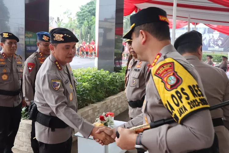 Kabaharkam Polri, Komjen Fadil Imran (kiri) bersalaman dengan Kapolres Metro Depok, Kombes Arya Perdana pada HUT Korsabhara Baharkan Polri di Mako Korsabhara Baharkam, Kecamatan Cimanggis, Kota Depok. (Polres Metro Depok)