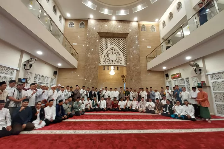Camat Tapos, Abu Mutolib saat menghadiri Tarling pertama Pemkot Depok di Masjid Baiturrahman, Kelurahan Jatijajar, Kecamatan Tapos, Kamis (14/3).  (ANDIKA EKA MAULANA/RADAR DEPOK)