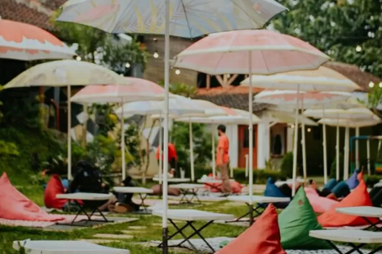 Tempat cafe Warung Tepi Danau yang memiliki nuansa Bali (Instagram/@warung.tepidanau)