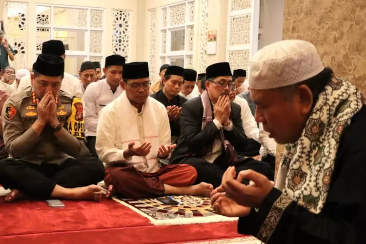 Wakil Walikota Depok, Imam Budi Hartono (baju koko putih), ambil bagian dalam Salat Tarawih keliling, di Masjid Baiturrahman, Komplek Jatijajar Estate, Kelurahan Jatijajar, Kecamatan Tapos, Kamis (14/3). Kegiatan ini juga diikuti Forkopimda. 