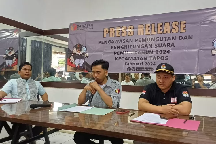 Kegiatan jumpa pers Panwascam Tapos, di aula sekretariat, di Jalan Raya Tapos, Kampung Kebayunan, Kecamatan Tapos. (ANDIKA EKA/RADAR DEPOK)