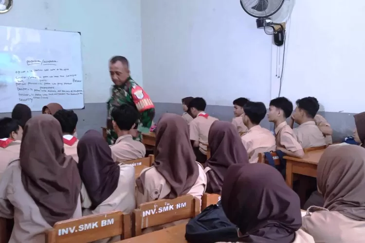 PENYULUHAN : Pembawa materi, Serda Edi Sumarsono selaku Babinsa Kelurahan Pasir Putih, Sawangan, Kota Depok, memberikan imbauan kepada siswa kelas IX SMP Islam Hidayatul Ihsan, terkait antisipasi kenakalan remaja. (ALDY RAMA/RADAR DEPOK)