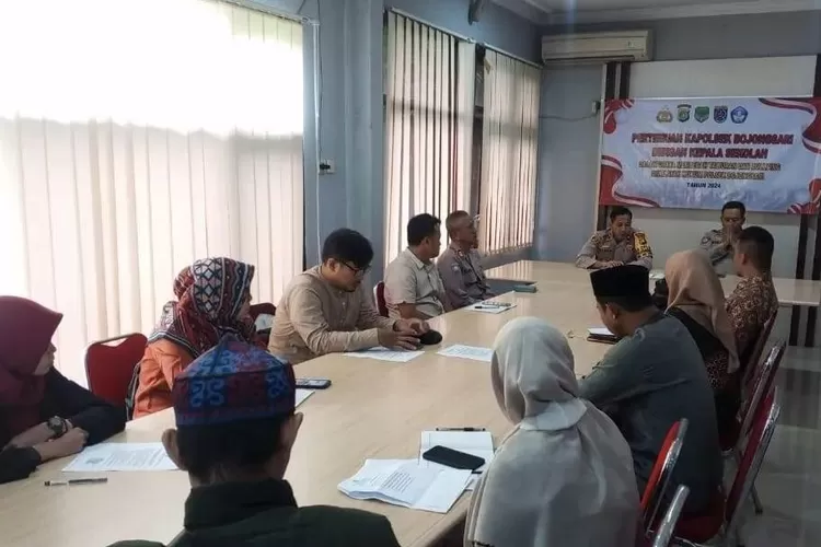 DISKUSI : Polsek Bojongsari, Kota Depok, mengadakan pertemuan dengan sejumlah pimpinan sekolah di Kecamatan Sawangan dan Bojongsari, akhir pekan lalu. (POLSEK BOJONGSARI)