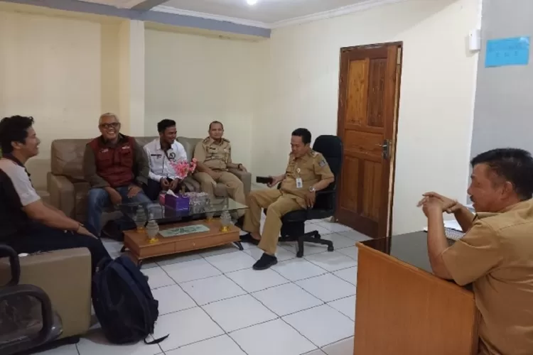 Koordinator TKSK Limo Syaifullah sedang koordinasi dengan Camat dan Lurah terkait pelaksanaan pendistribusian bansos beras CPP. (RADAR DEPOK)