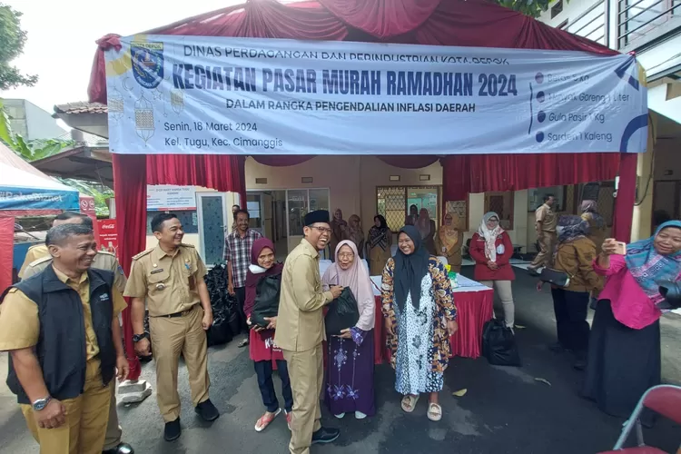 Wakil Walikota Depok, Imam Budi Hartono memberikan paket sembako pada Pasar Murah Ramadan 2024, di Halaman Kantor Kelurahan Tugu, Kecamatan Cimanggis. (ANDIKA EKA/RADAR DEPOK)