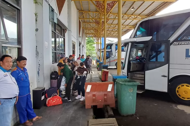 Suasana pemudik saat bersiap berangkat ke kampung halaman Mudik Raya Idulfitri 1445 Hijriah di Terminal Jatijajar, Kecamatan Tapos Kota Depok. (ANDIKA EKA/RADAR DEPOK)