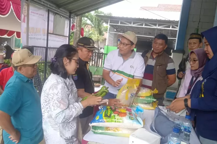 GIAT : Gerakan Pangan Murah (GPM) yang berlangsung di RW15 Kelurahan Mampang, Kecamatan Pancoranmas, Kota Depok. (KELURAHAN MAMPANG)