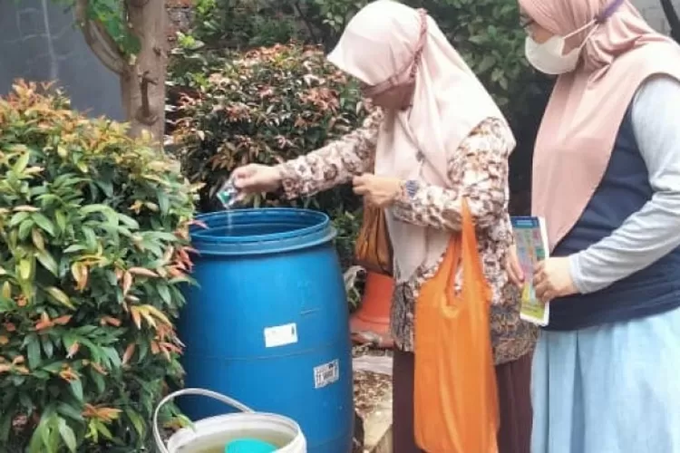 Jumantik di wilayah Kecamatan Cilodong saat melakukan pemeriksaan di salah satu tempat yang menjadi genangan air, beberapa waktu lalu.  (DOKUMEN UPTD PUSKESMAS CILODONG)