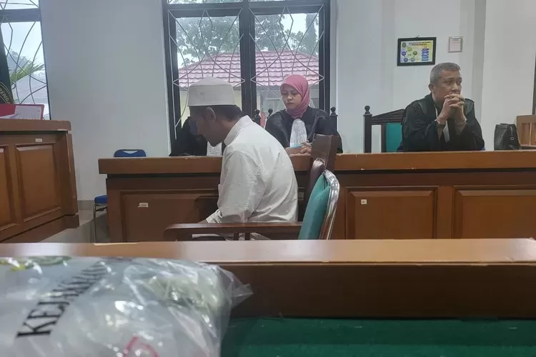 Achmad Fauzi Kurniawan alias Bejo terdakwa kasus peredaran narkotika saat menjalani persidangan di Pengadilan Negeri Depok. (ISTIMEWA)