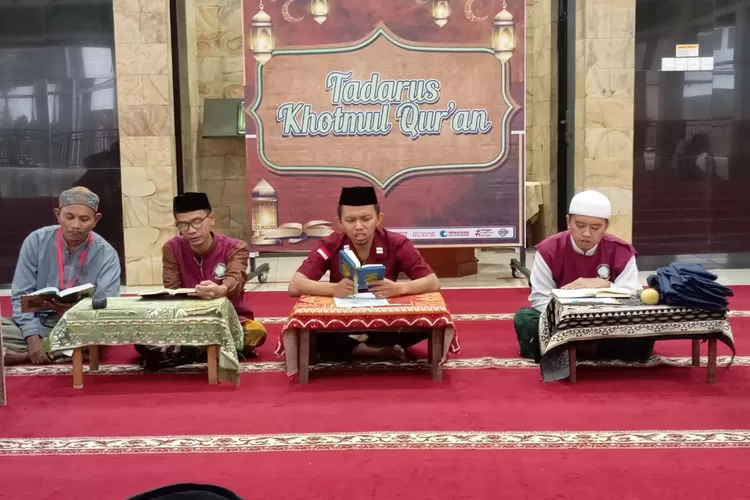 Warga Binaan Rutan Kelas I Depok melaksanakan tadarus Alquran.