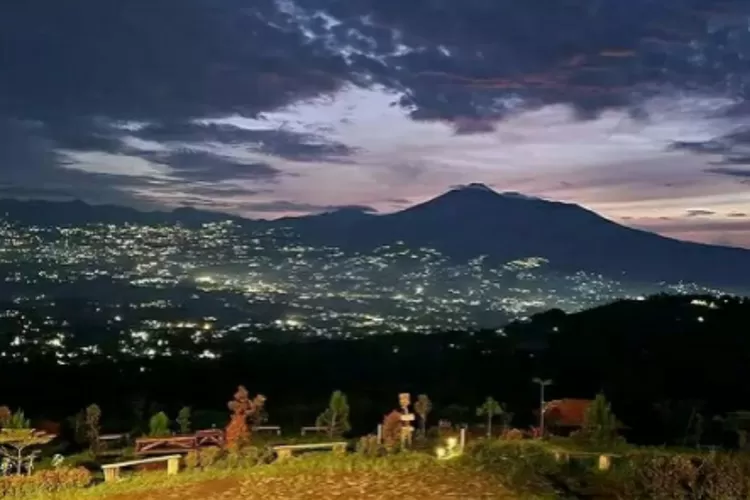 View pegunungan dan city light di tempat camping Hopeland Camp (Instagram/@hopelandcamp)