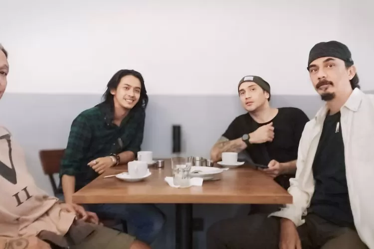 Surya Rangga Kusumah bersama teman-teman perjuanganya di lokasi syuting di Jakarta. (DOKUMEN PRIBADI)