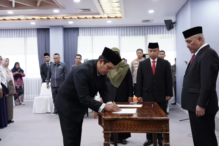 Walikota Depok, Mohammad Idris saat melakukan rotasi, mutasi, dan promosi jabatan terhadap ratusan ASN di Balaikota Depok. (ISTIMEWA)