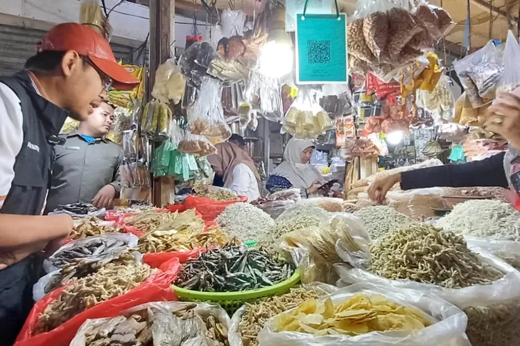 Wakil Walikota Depok, Imam Budi Hartono melakukan melakukan pengecekan makanan dan minuman di Pasar Depok Jaya, Kelurahan Depok Jaya, Kecamatan Pancoran Mas, Kamis (21/3). (ANDIKA EKA/RADAR DEPOK)