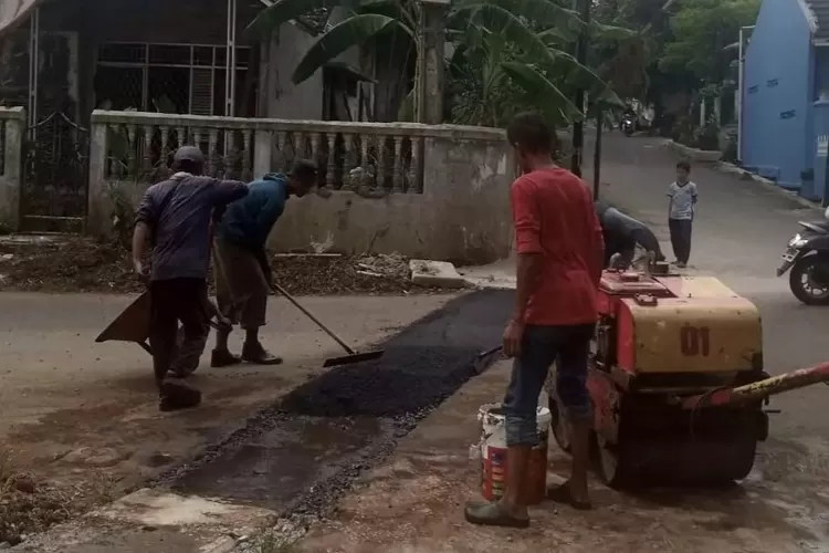 Salah satu pembangunan fisik berupa perbaikan jalan dan drainase di Kelurahan Sukmajaya, Kecamatan Sukmajaya, beberapa waktu lalu.  (ISTIMEWA)