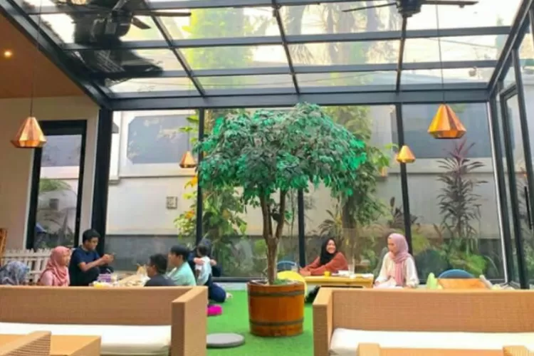 Kodein Coffe and Eatery menjadi salah satu cafe hits Depok yang bisa jadi tempat bukber dan nongkrong instagramable (Instagram/@kodeincoffe.id)