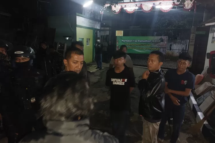Sejumlah rejama hendak perang sarung saat diamankan petugas kepolisian dari Polsek Cimanggis, Senin (25/3). ( AGNESYA WIANDA/RADAR DEPOK)