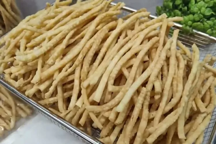 Sistik Keju yang renyah, gurih dan ngeju ini bisa jadi stock cemilan lebaran (Tangkapan Layar Youtube CR COOK)