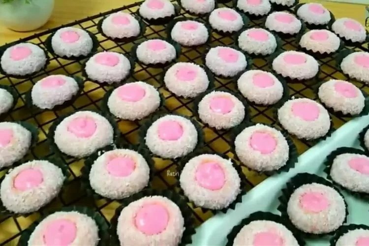 Strawberry Coconut Cheese Cookies yang bisa jadi ide kue lebaran kekinian (Tangkapan Layar Youtube Ratri Octaviani)