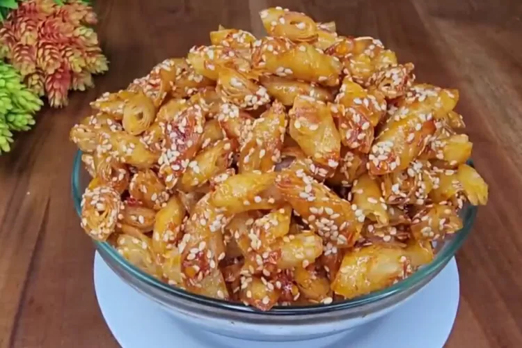 Cemilan Keripik Popia Pedas yang enak abis (Tangkapan Layar Youtube Bagja Vlog)