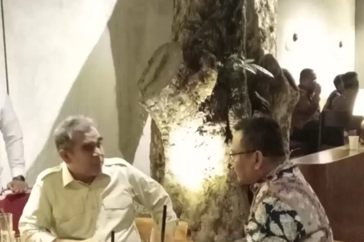 Sekretaris DPC Partai Gerindra Kota Depok, H Hamzah saat bincang Pilkada Depok dengan Sekjen DPP Partai Gerindra, Ahmad Muzani ketika pertemuan di Bogor, kemarin (DOKUMEN PRIBADI)