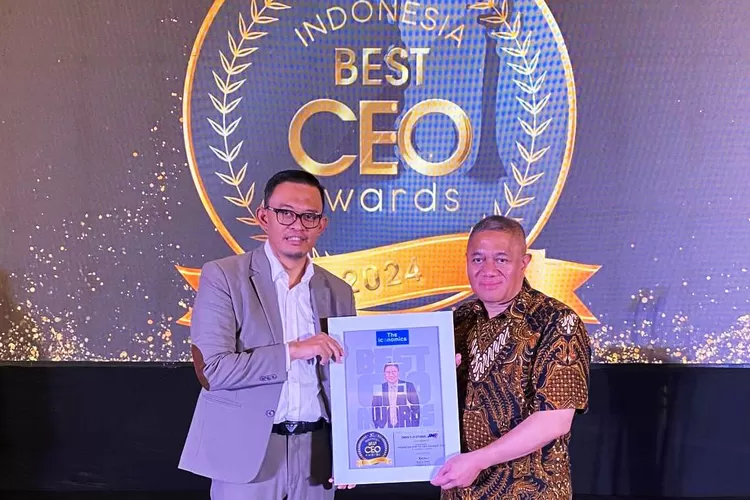Mohamad Feriadi Soeprapto, Presiden Direktur JNE (kiri) menerima penghargaan Indonesia Best 50 CEO 2024 yang diberikan oleh Bram S Putro selaku Founder &amp; CEO The Iconomics (kanan), di Hotel JS Luwansa, Jakarta Selatan (22/3). (DOKUMEN JNE)