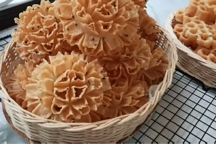 Cemilan Kembang Goyang yang cantik dan rasanya bikin nagih (Tangkapan Layar Youtube atha naufal)