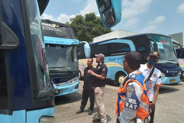 Dinas Perhubungan (Dishub) Kota Depok melakukan jemput bola untuk melakukan Ramp Check kondisi angkutan lebaran 2024 di PO Bus Blue Star di Sawangan. (ANDIKA EKA/RADAR DEPOK)