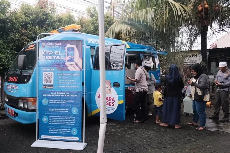Pelayanan aktivasi Identitas Kependudukan Digital (IKD) di Halaman Masjid Jami Baiturrahman, Kelurahan Rangkapan Jaya, Kecamatan Pancoranmas. (Pemkot Depok)