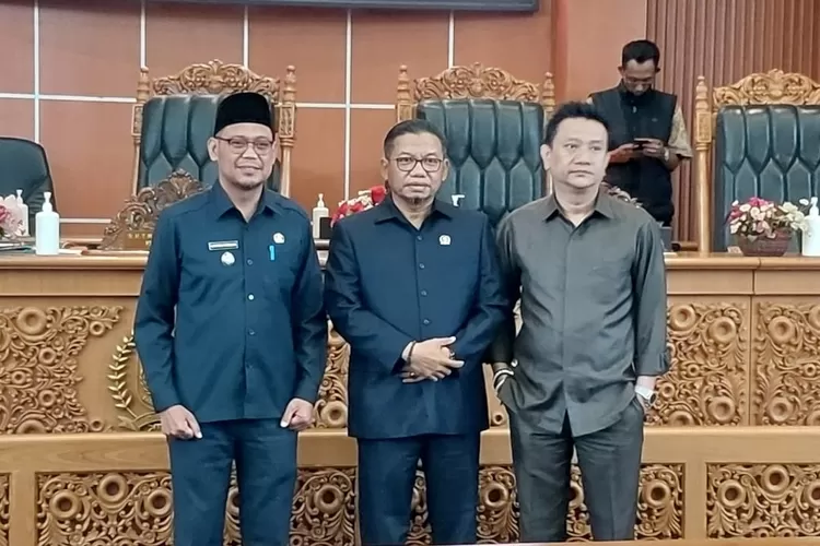 Wakil Walikota Depok Imam Budi Hartono (kiri), Ketua DPRD Kota Depok TM Yusufsyah Putra (tengah), dan Wakil Ketua DPRD Kota Depok Hendrik Tangke Allo (kanan), selepas Sidang Paripurna DPRD Kota Depok. (ANDIKA EKA/RADAR DEPOK)