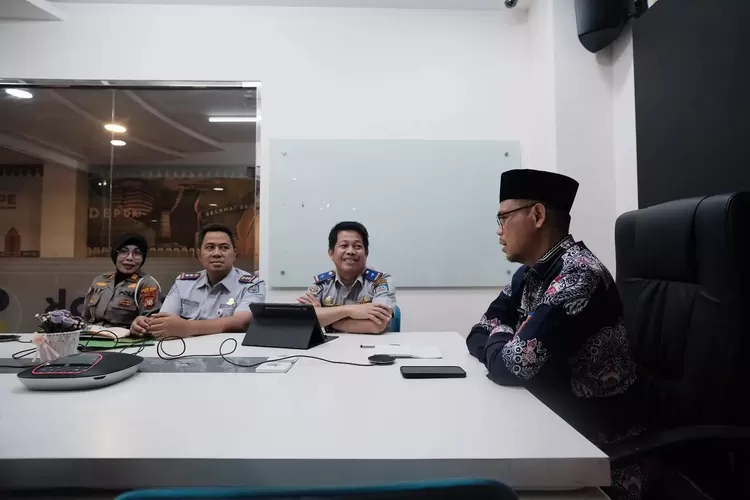 Wakil Walikota Depok, Imam budi Hartono, hari ini mengikuti Rapat Koordinasi (Rakor) Persiapan Angkutan Lebaran Tahun 2024 di Provinsi Jawa Barat (Jabar), Minggu (31/3). (PEMKOT DEPOK)
