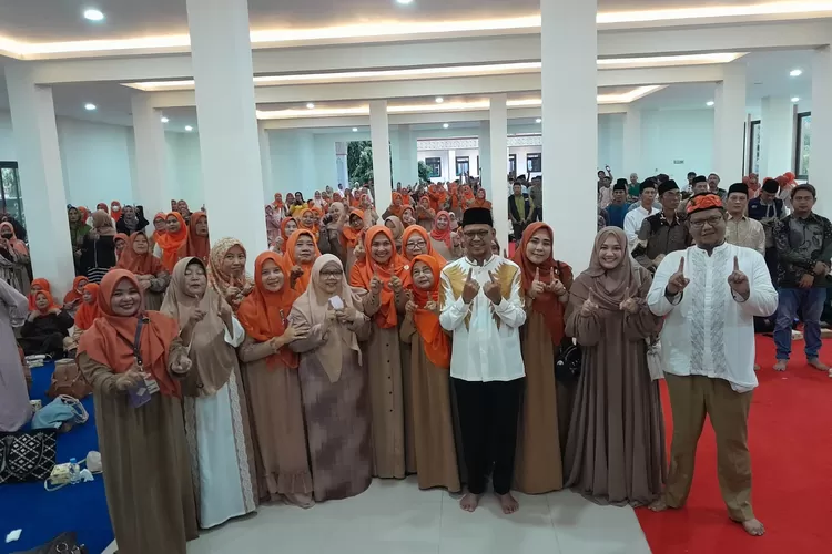 KOMPAK : Foto bersama dalam agenda buka puasa bersama Anggota DPRD Kota Depok terpilih dari PKS, Ela Dahlia, berlangsung di Gedung Serbaguna Telorindo, Kelurahan/Kecamatan Sawangan, Kota Depok, Minggu (31/3). (ALDY RAMA/RADAR DEPOK)