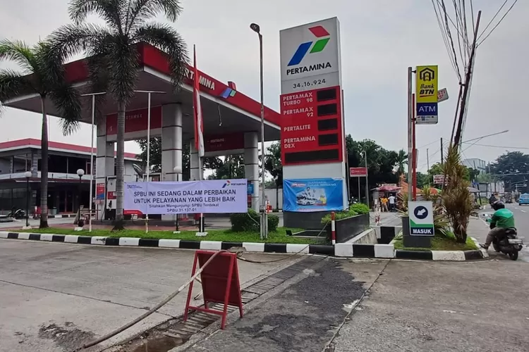 Penampakan SPBU di Jalan Raya Bogor KM 28,5, Kelurahan Tugu, Kecamatan Cimanggis, Kota Depok yang ditutup akibat adanya dugaan pemalsuan, Jumat (29/3). (ANDIKA EKA/RADAR DEPOK)
