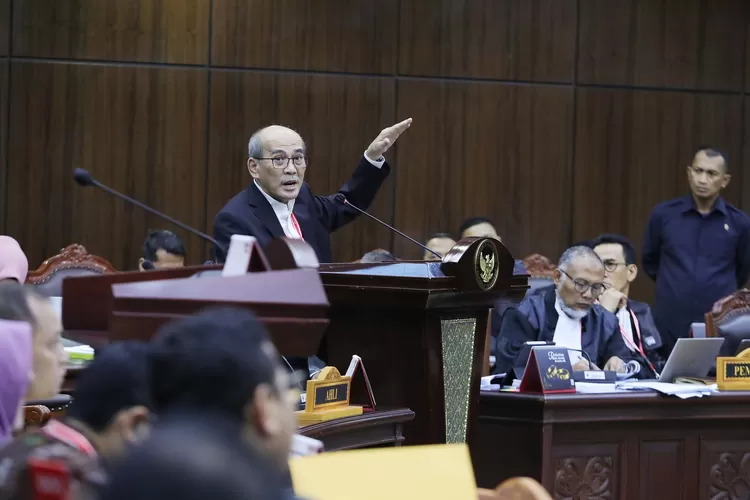 Ekonom Faisal Basri memberikan keterangan saat menjadi ahli yang dihadirkan oleh Tim Hukum Nasional AMIN dalam sidang lanjutan Perselisihan Hasil Pemilihan Umum Presiden dan Wakil Presiden 2024 di Mahkamah Konstitusi, Jakarta, Senin (1/4/2024). Agenda sidang lanjutan tersebut yaitu Pembuktian Pemohon (Mendengarkan keterangan ahli dan saksi Pemohon serta Pengesahan alat bukti tambahan Pemohon). Tim Hukum Nasional Anies Baswedan dan Muhaimin Iskandar menghadirkan 7 ahli dan 11 saksi dalam sidang lanjutan Perselisihan Hasil Pemilihan Umum (PHPU) tersebut. (FEDRIK TARIGAN/ JAWA POS)