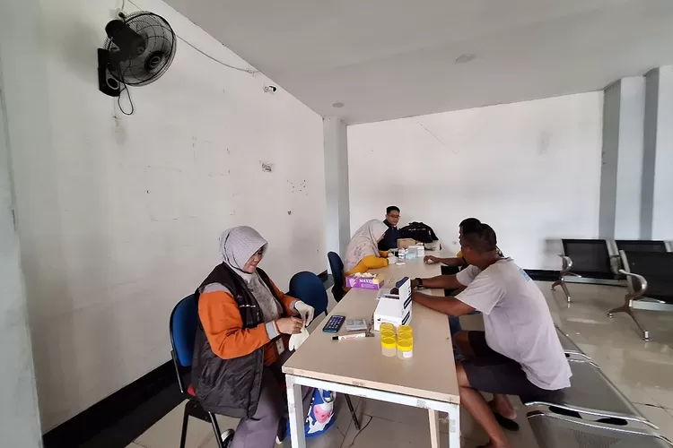 Pemeriksaan kesehatan oleh Dinkes Depok kepada para awak bus di Terminal Jatijajar, Kecamatan Tapos Kota Depok, Selasa (2/4). (ANDIKA EKA/RADAR DEPOK)