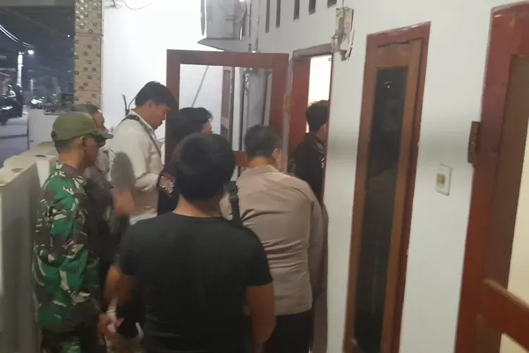 Aparat Kepolisian dari Polres Metro Depok sedang melakukan pemeriksaan terhadap bundir di Jalan Tanjung IV Blok DD 9 No11 RT7/20 Kelurahan Sukatani, Kecamatan Tapos.
