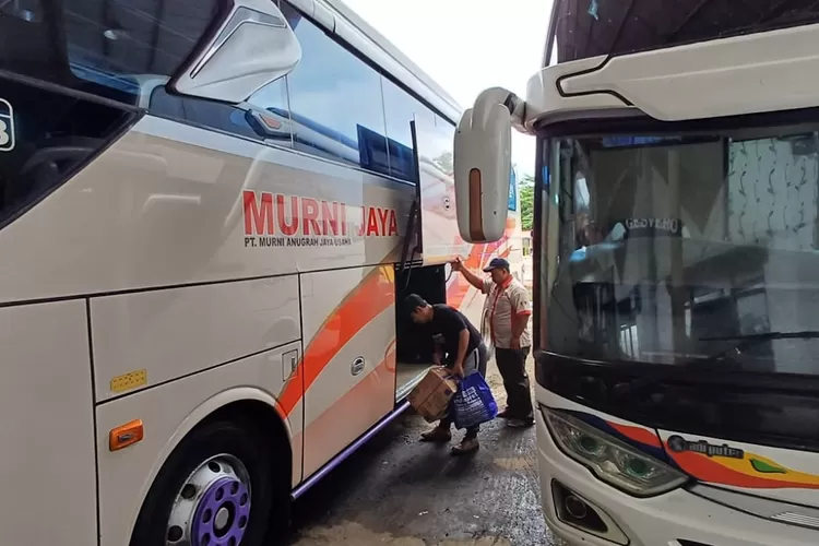 Para pemudik yang berangkat dari Terminal Jatijajar, Kecamatan Tapos Kota Depok. (ANDIKA EKA RADAR DEPOK )