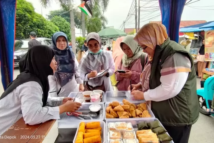 Tim Dinkes Kota Depok saat melakukan pembinaan dan pengawasan makanan takjil Ramadan disalah satu wilayah di Kota Depok