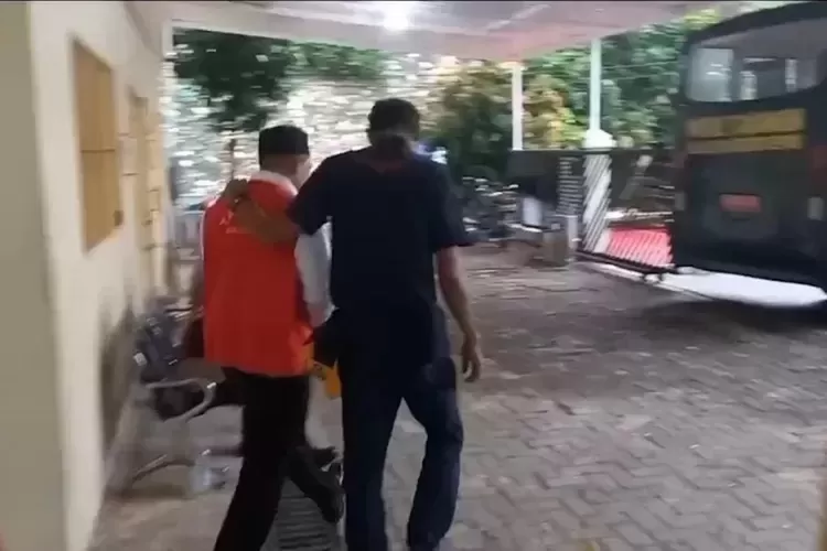 Mantan Perwira Polisi (rompi oranye) yang menjadi pelaku kekerasan KDRT di Kota Depok usai menjalani sidang di Pengadilan Negeri Kota Depok (Radar Depok)