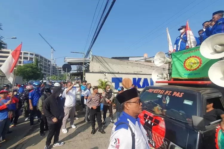 Suasana Forum Buruh Kota Depok saat menggelar aksi unjuk rasa di Jalan Raya Bogor, Kecamatan Cimanggis.