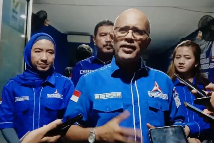 Ketua DPC Partai Demokrat Kota Depok, Edi Sitorus saat diwawancarai usai Buka Bersama dengan internal Demokrat, di Kantor DPC Partai Demokrat, Jalan Tole Iskandar, Kecamatan Sukmajaya, Jumat (5/4/2024).  (ARNETKELMANUTU/RADARDEPOK)